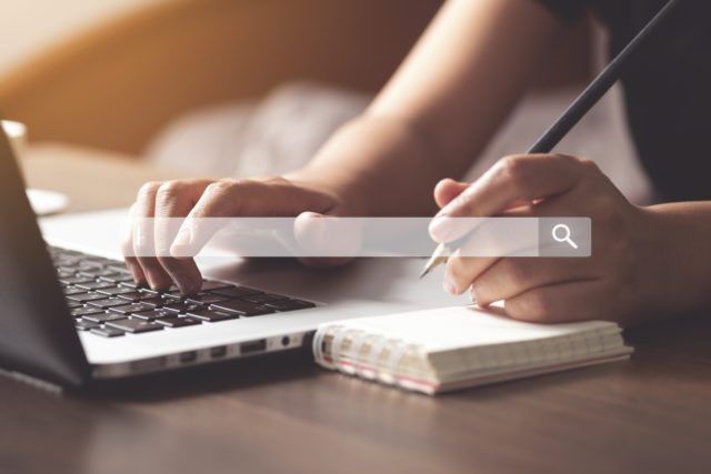 Searching and browsing concept. Woman using laptop to searching information on internet. soft focus, vintage tone. (Searching and browsing concept. Woman using laptop to searching information on internet. soft focus, vintage tone., ASCII, 115 componen